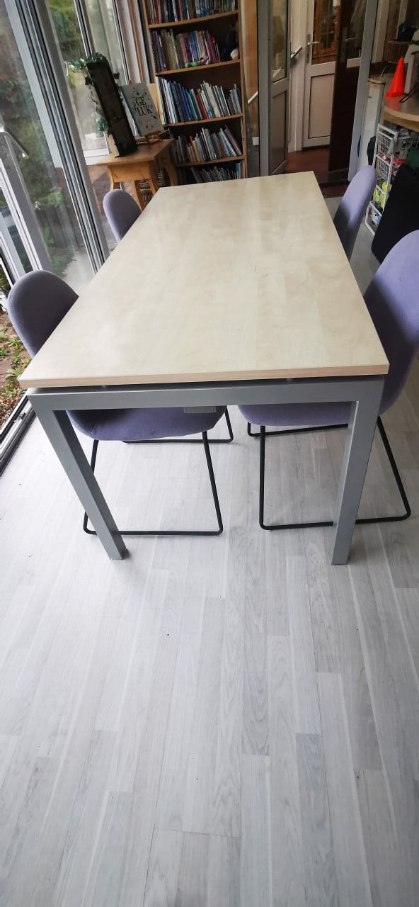 Te koop: mooie kantoortafels