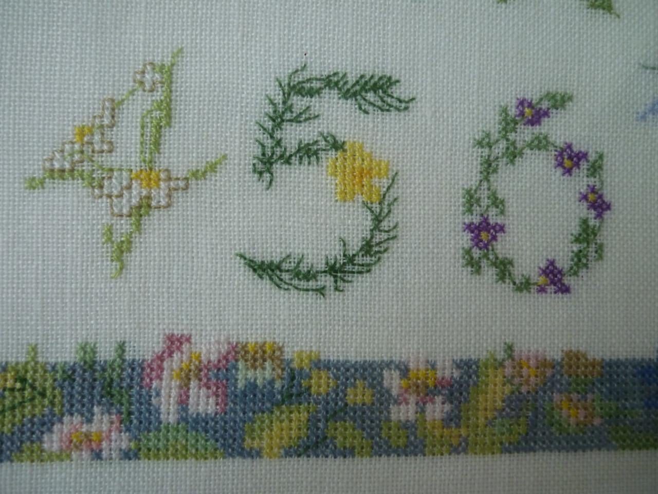Voltooide kruissteek – Merklap alfabet in lijst 58x41 cm