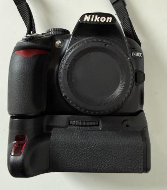 De Nikon D3100 body met Jupio batterijgrip