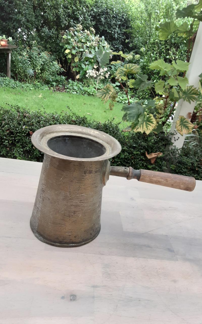 Koperen kan met houten steel