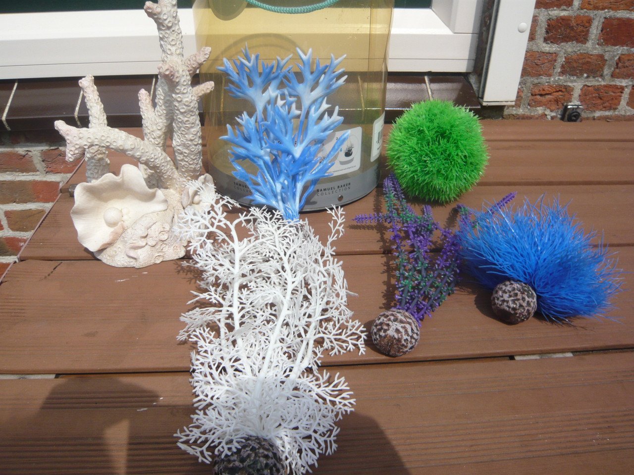 Aquarium ornament en kunst planten.