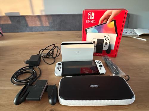 Nintendo switch oled incl. opberghoes en reiskoffer
