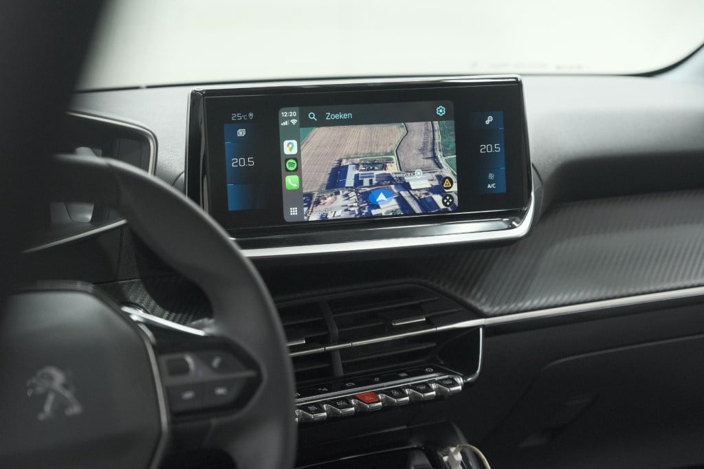 Peugeot 208 puretech 100 eat8 allure pack | camera | apple carplay | parkee