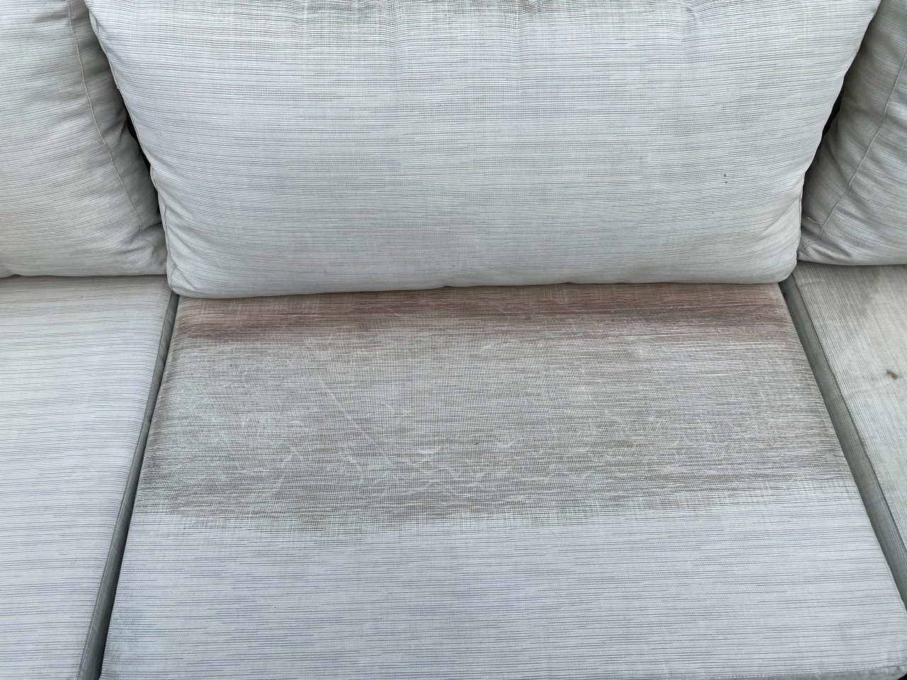 Loungebank met all weather kussens voor in de tuin