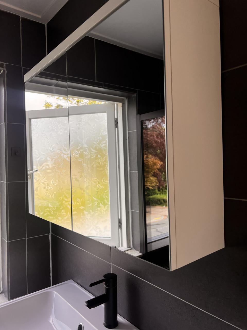 Badmeubel + spiegel + handdoekenkast