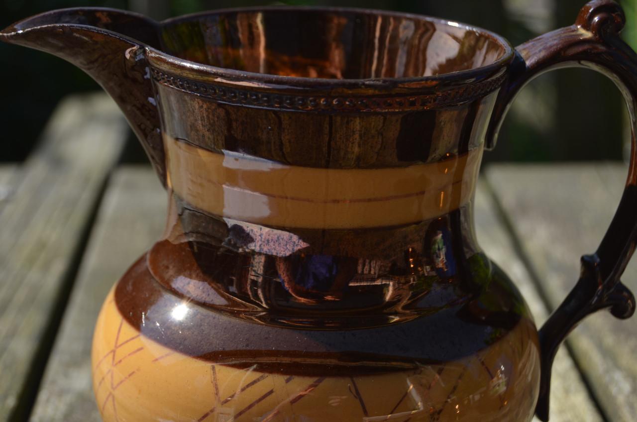 Goudsteen melk/waterkan Staffordshire ca. 1850