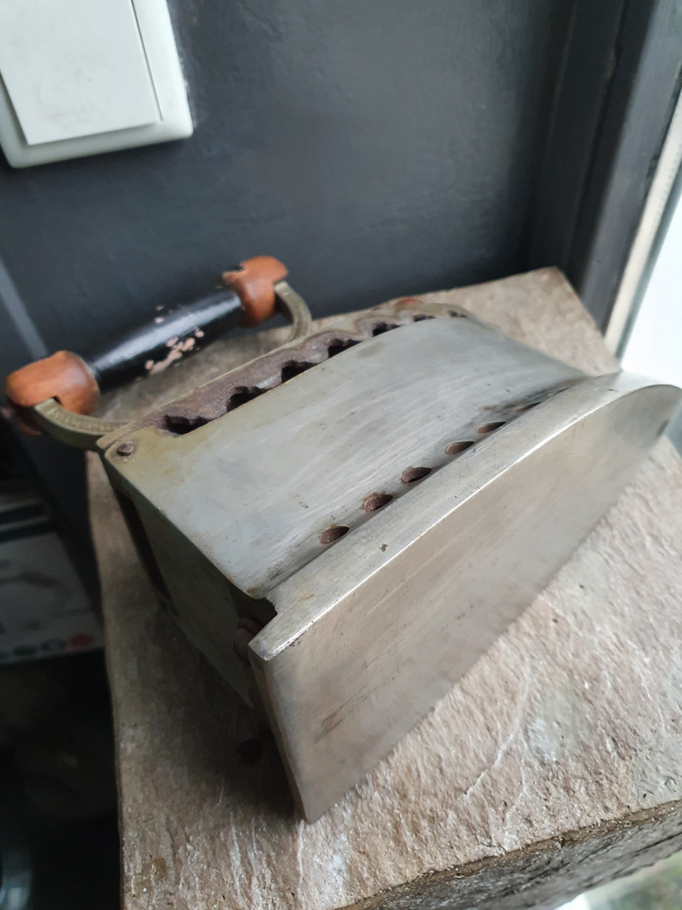 Zeer fraai antiek strijkijzer met houten handvat, van metaal, zilver....