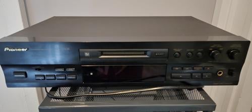 Pioneer MJ-D508 MiniDisc-speler en -recorder .