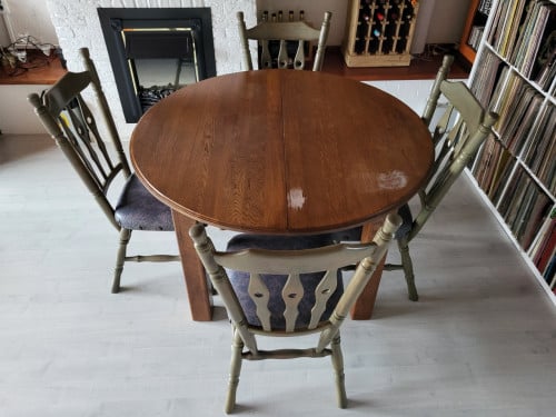 Ronde eiken eettafel met 4 stoelen