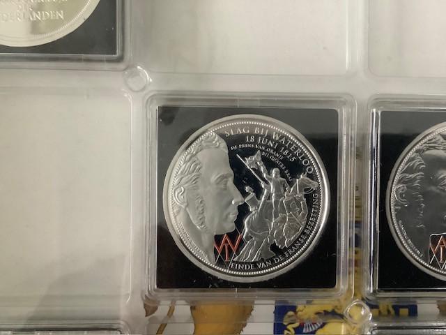 7 penningen uit de collectie “Nederland Herdenkt”.