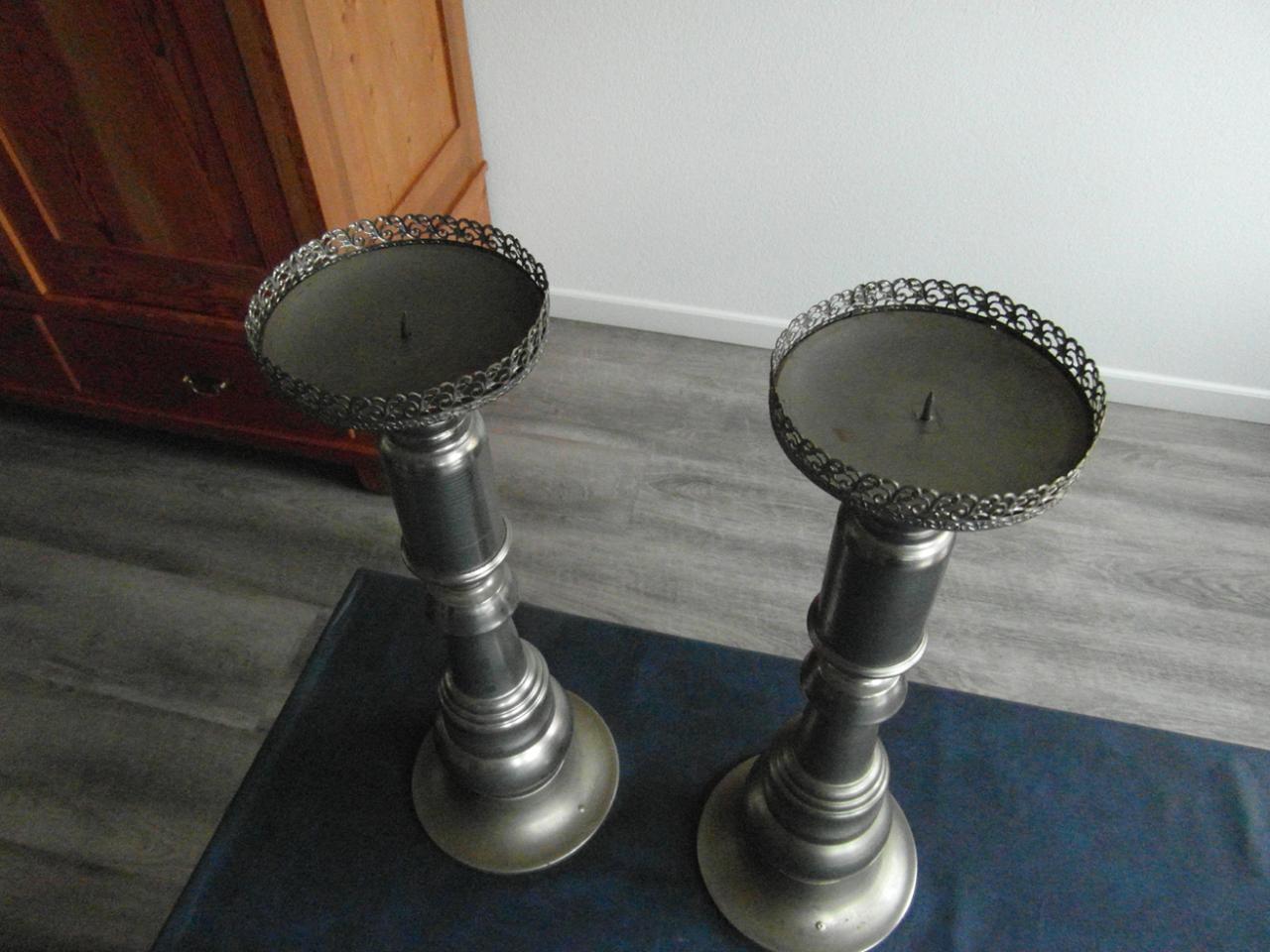 Twee tinnen kaarsenkandelaars, hoog 40 cm.