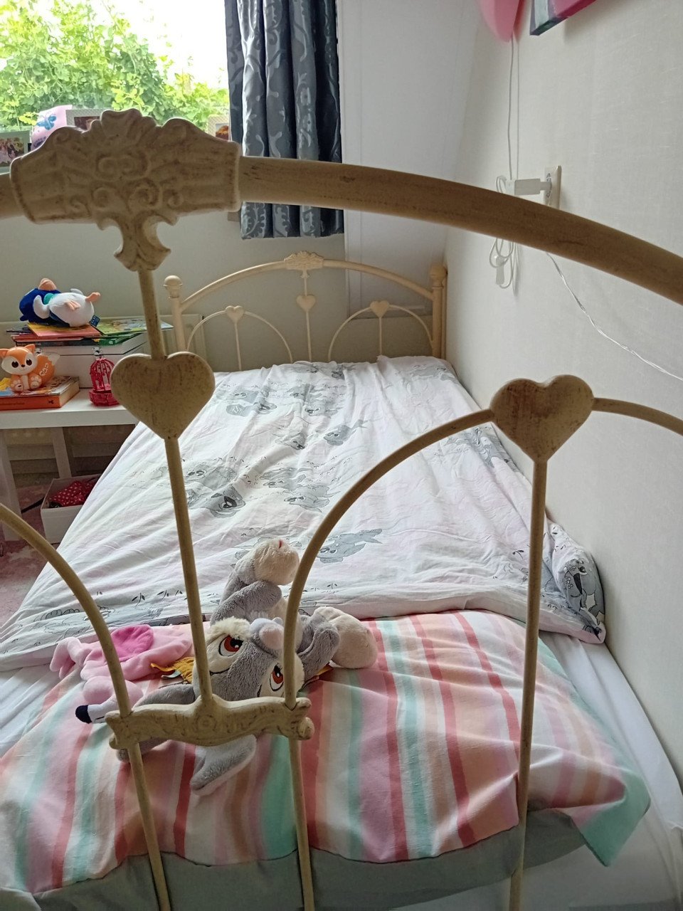 Eenpersoonsbed met spijlen