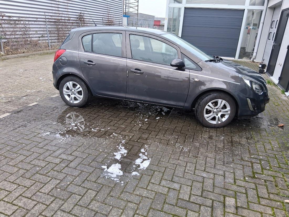 Wegens verhuizing over compleet keurige Opel Corsa Automaat