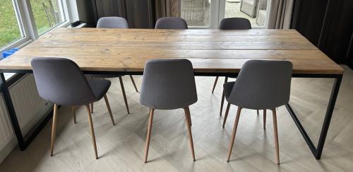 Eettafel steigerhout met metalen onderstel