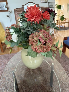 Grote vaas met diverse kunstbloemen