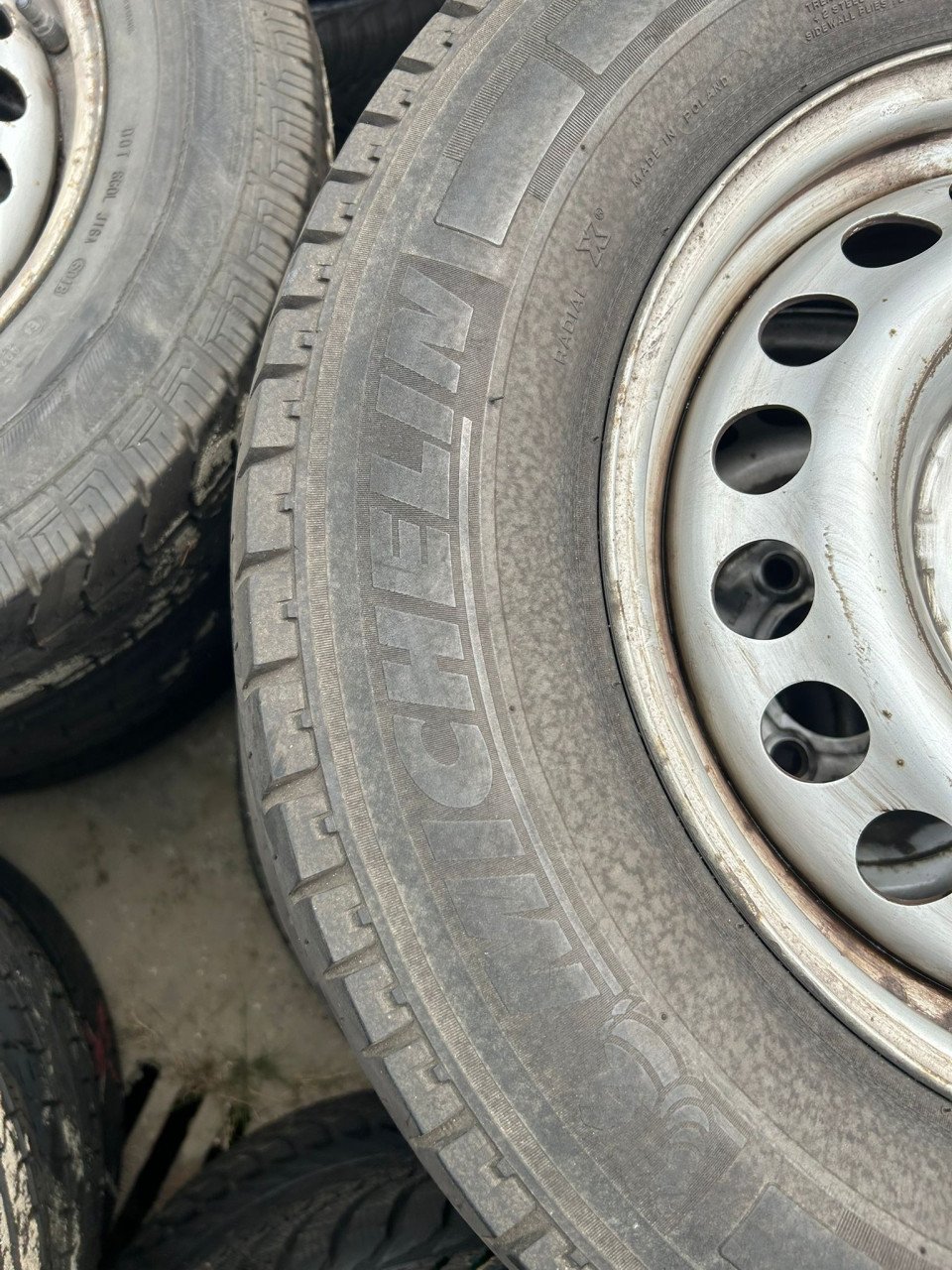 MW FR STALEN VELGEN MET MICHELIN AGILIS BUSBANDEN