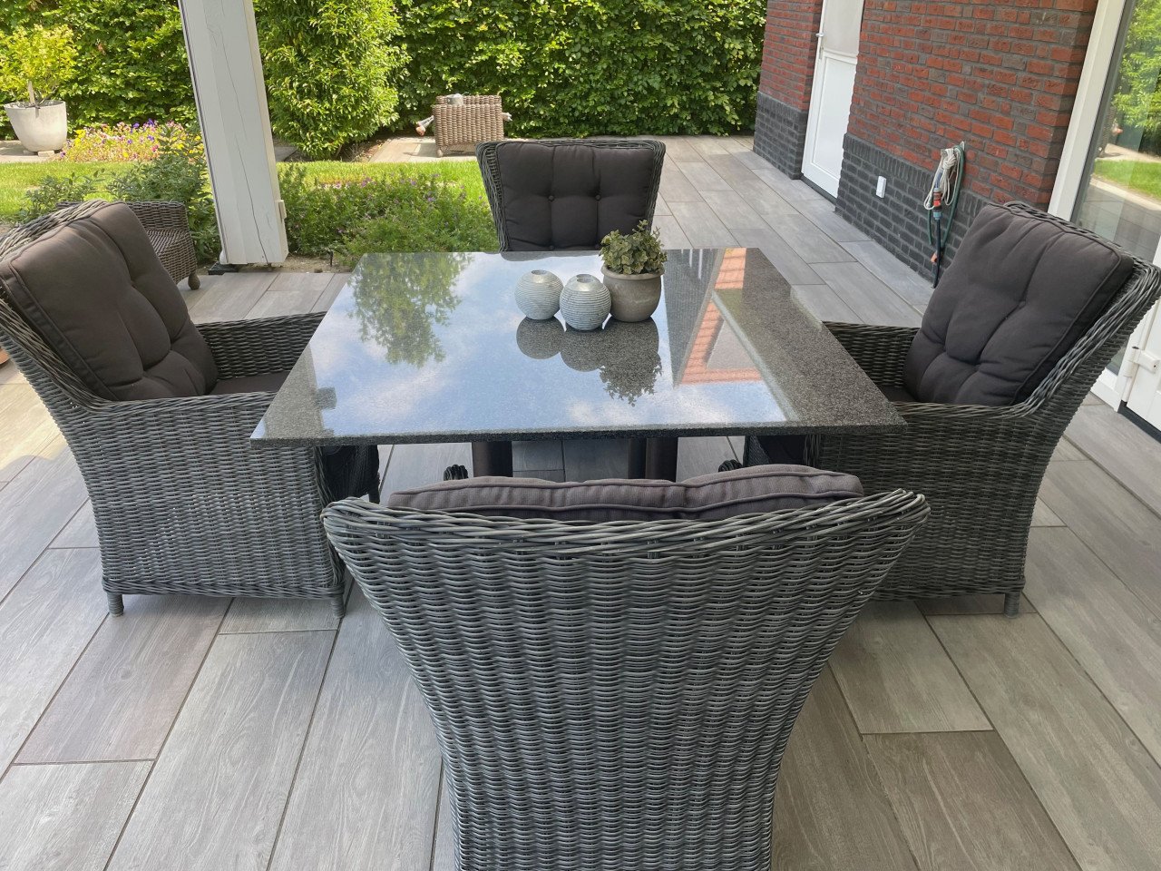 Tuinset Granieten tafel + 4 eetstoelen