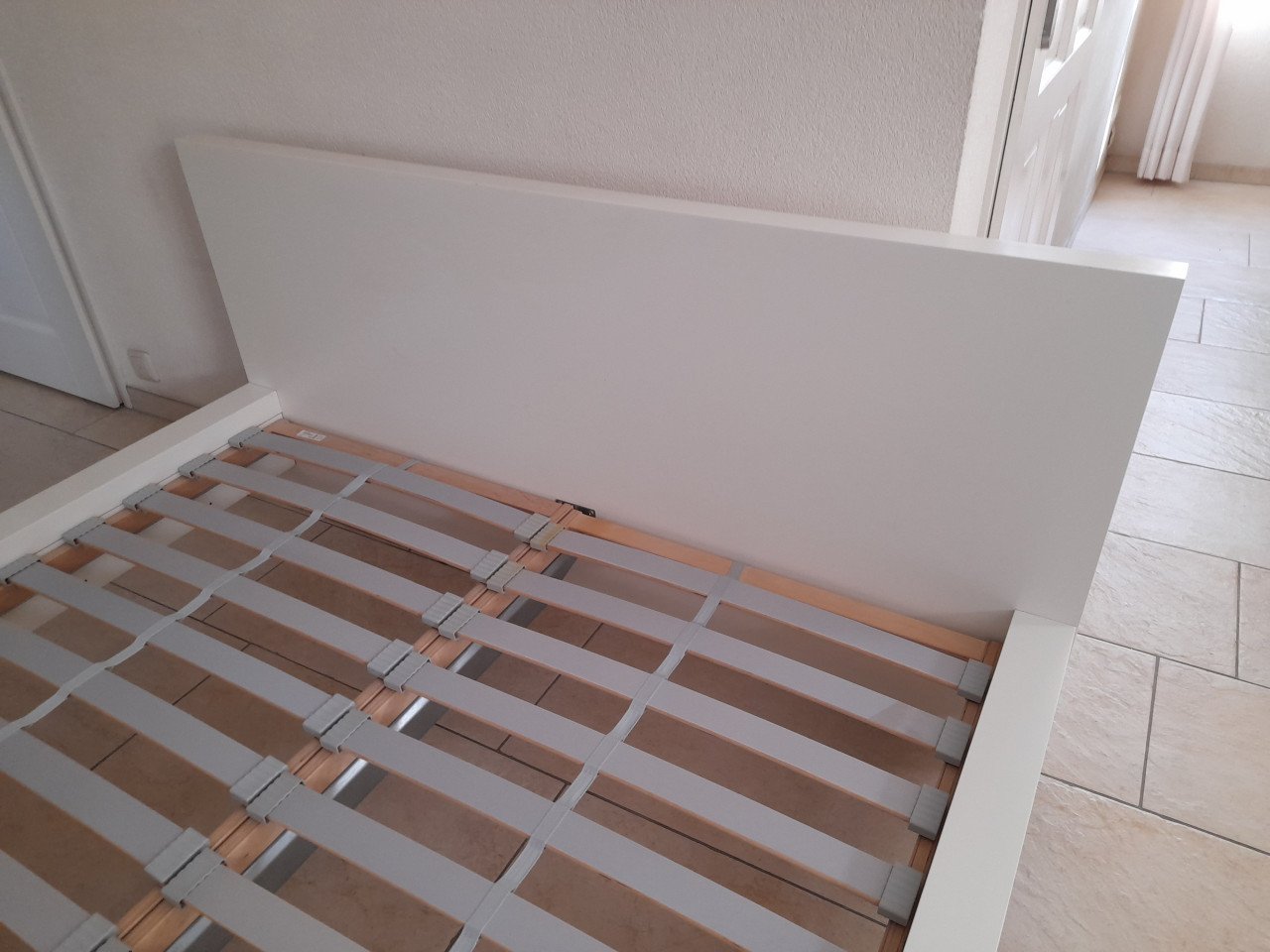 140 x 200 Wit bed ( in goede nette staat )