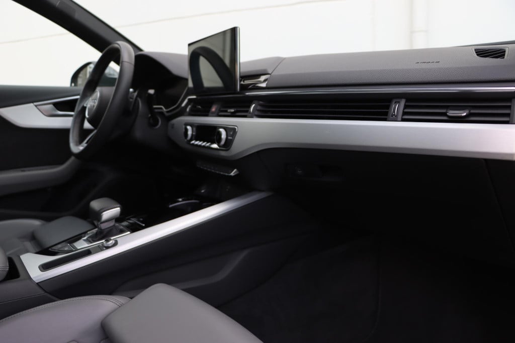 Audi A4 limousine 35 tfsi launch edition sport