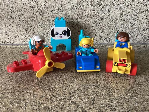 Lego Duplo.   Vliegtuigje en 2 autootjes en 3 poppetjes en een diertje.