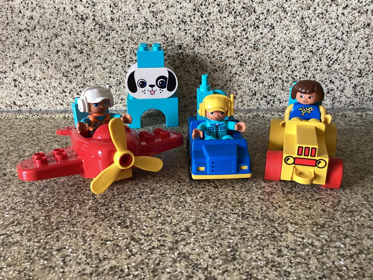 Lego Duplo.   Vliegtuigje en 2 autootjes en 3 poppetjes en een diertje.