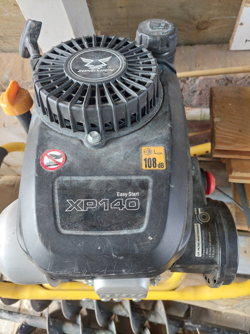 Benzine grondboor