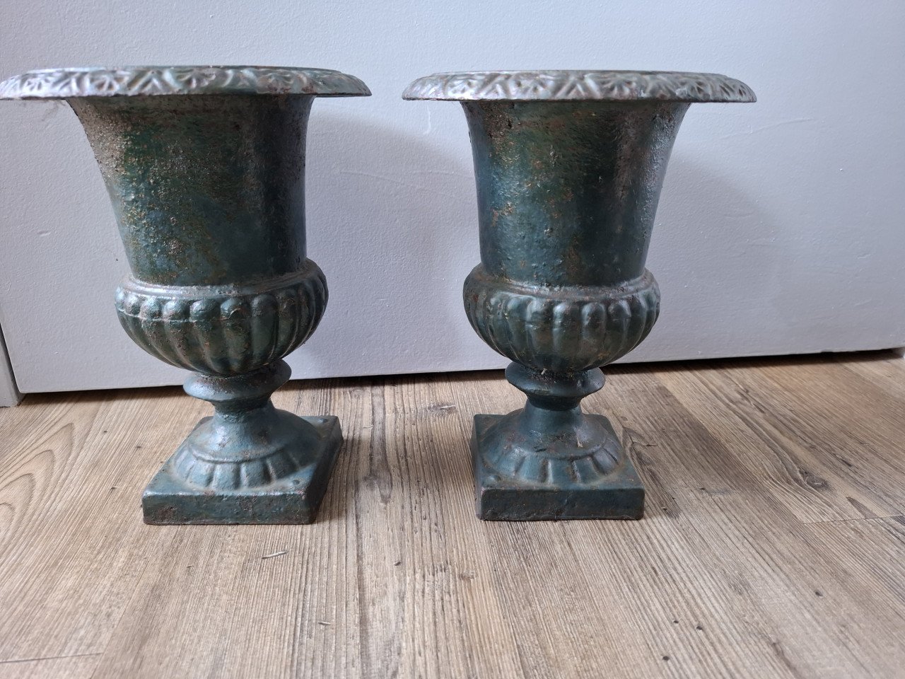 Set gietijzeren tuinvazen