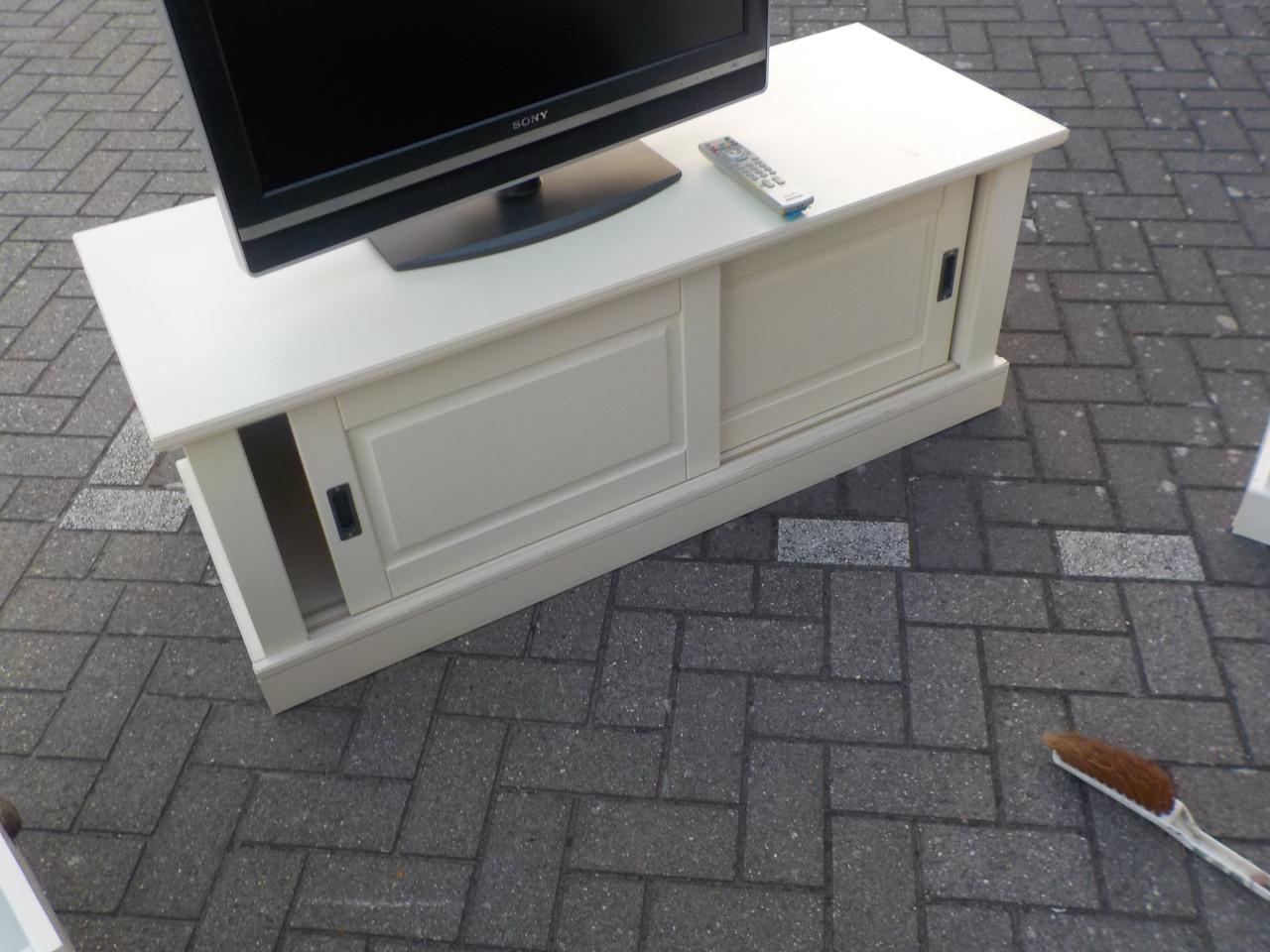 T.v. meubel met 2 schuifdeuren in zeer goede staat