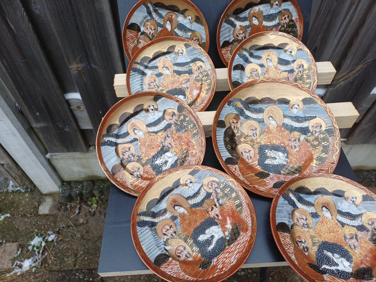 Antieke-Olielamp , Delfs-Blauwe Bordjes , Foto-Lijstjes  etc etc