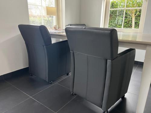 4 leren eetkamerstoelen / fauteuils - VEERE