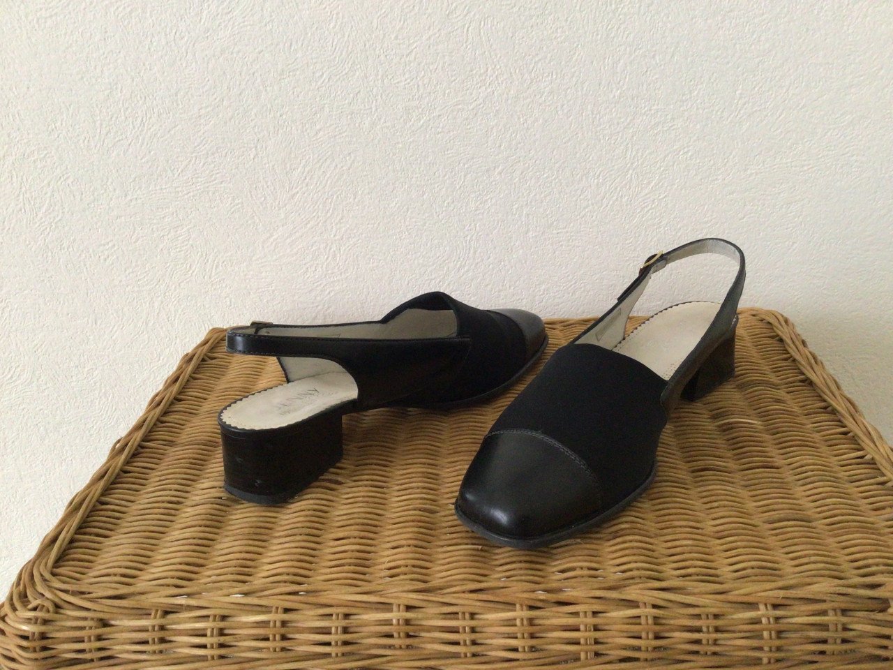 Twee paar schoenen met open hiel, bieden vanaf 4 euro per paar!