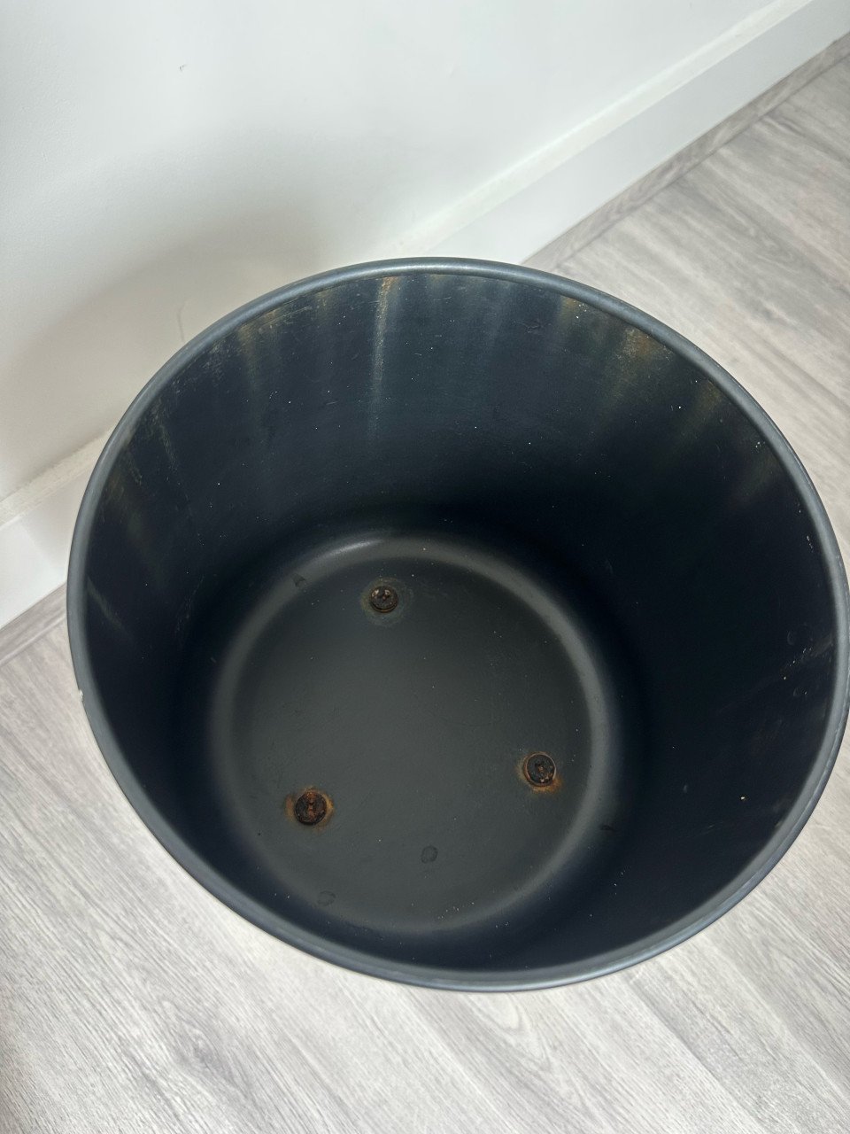 Zwart bloempot met houten poten (d=30 cm)