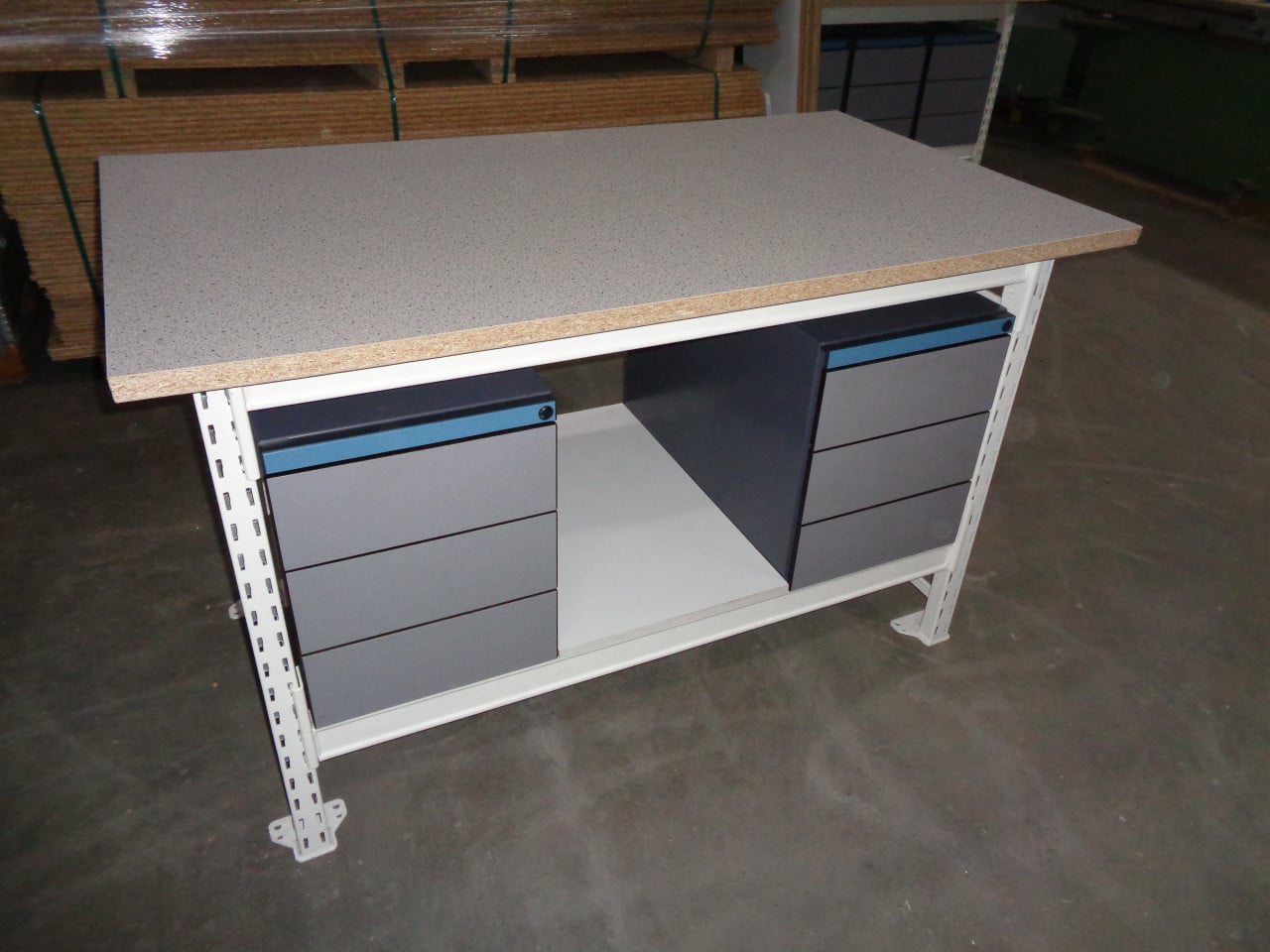 Meerdere werktafels werkbanken  met en zonder ladenkasten .