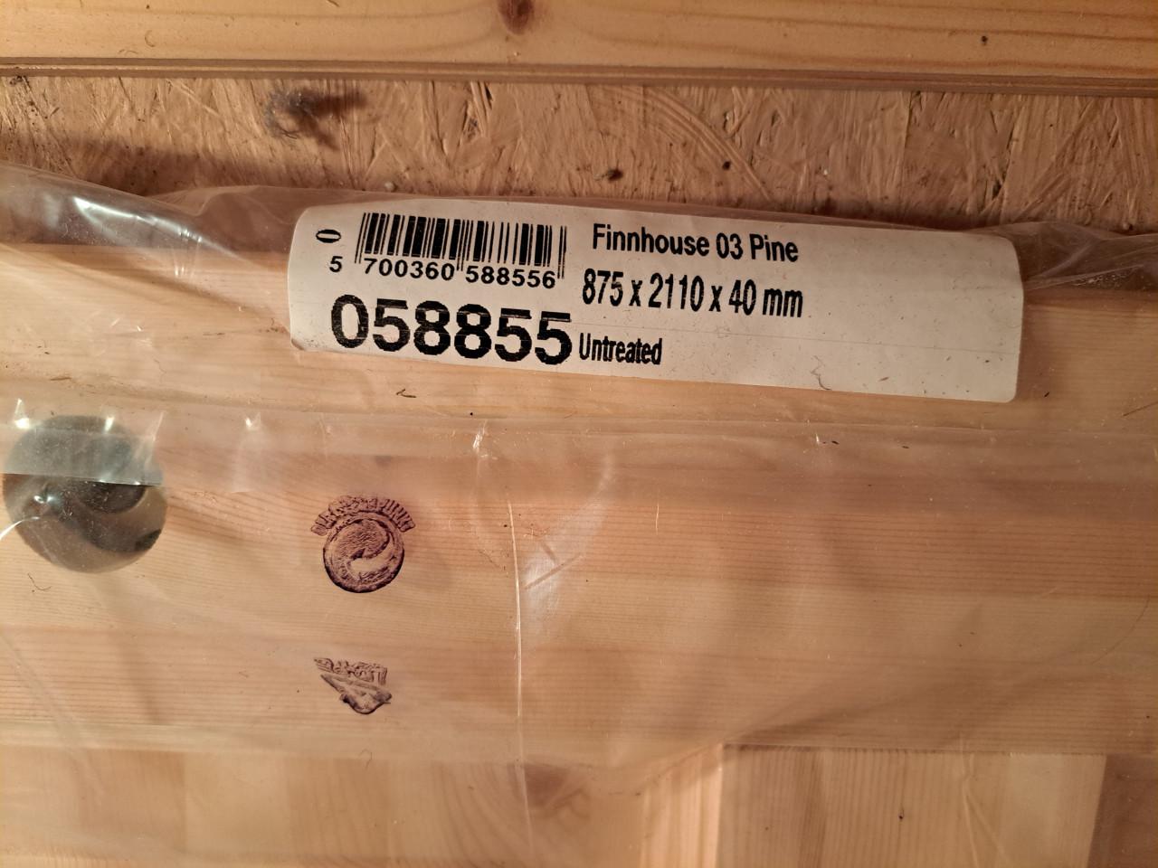 Nieuwe grenen paneeldeur met kozijn 2110 x 875 x 40 mm