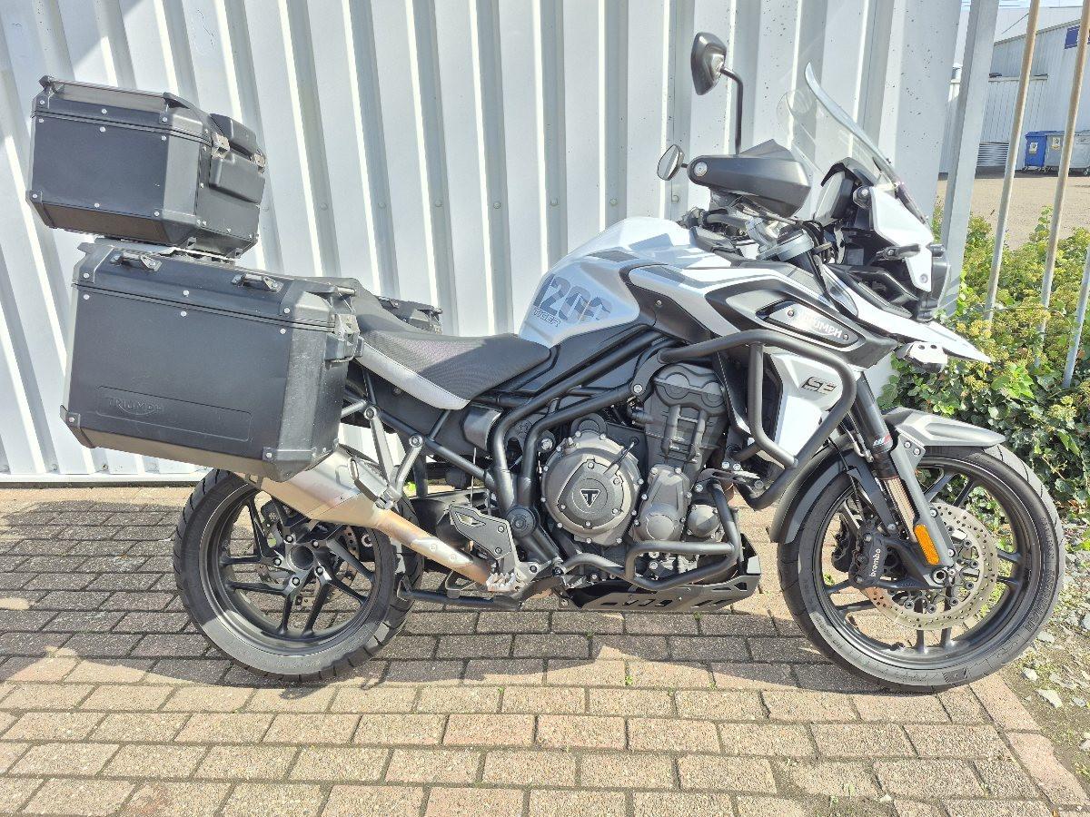 Triumph Tiger 1200 SE Alpine uit 2020, dikke allroad motor