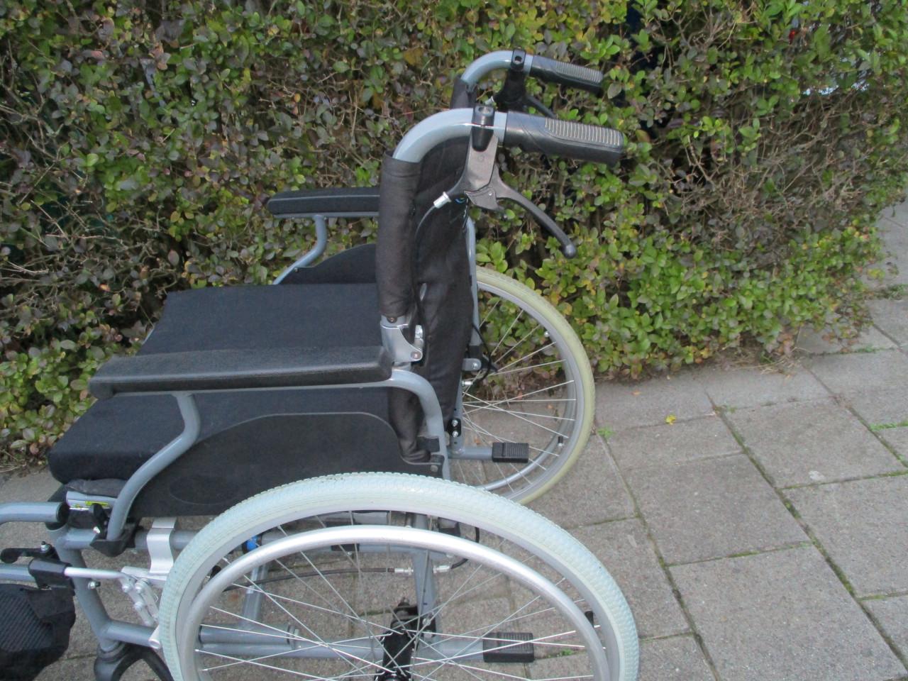 Rolstoel met handremmen en omklapbare duw handgrepen