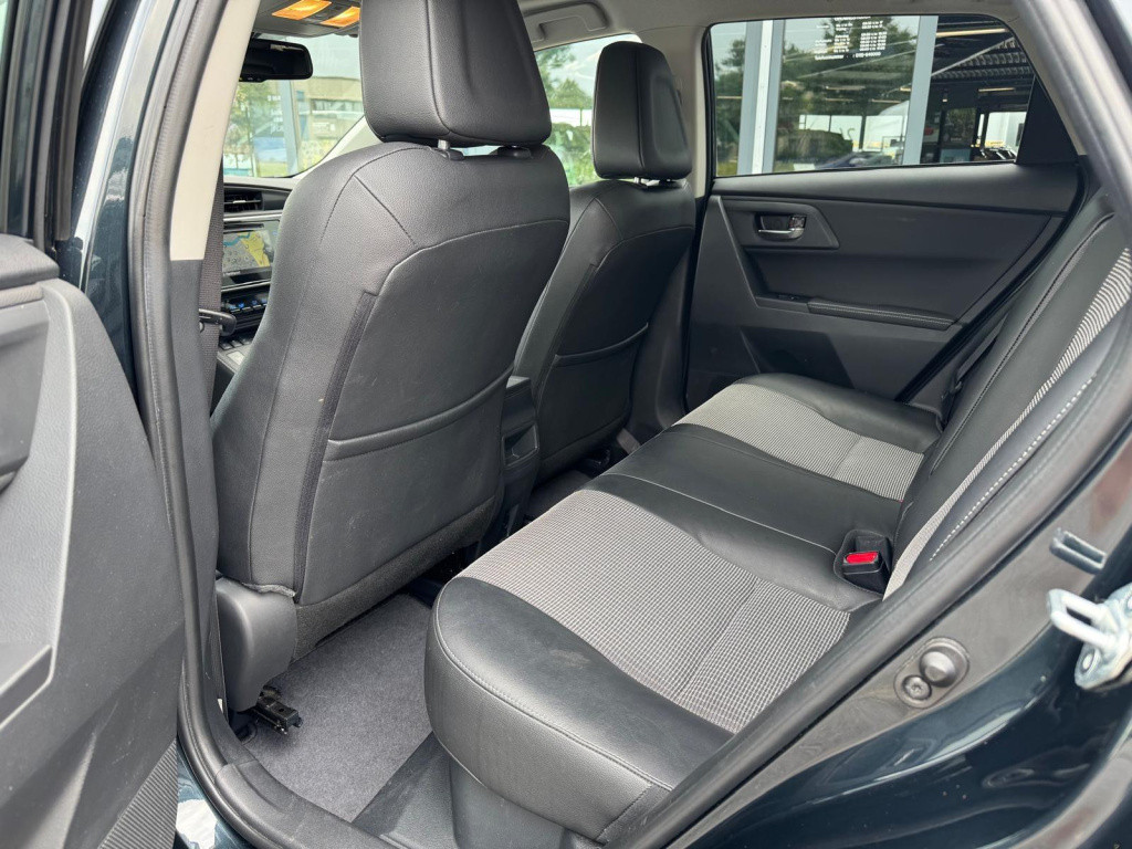 Toyota Auris 1.8 hybrid lease pro
