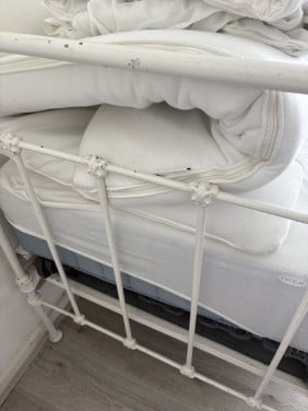 Antiek bed staal met spijlen en elektrische verstelbare lattenbodem