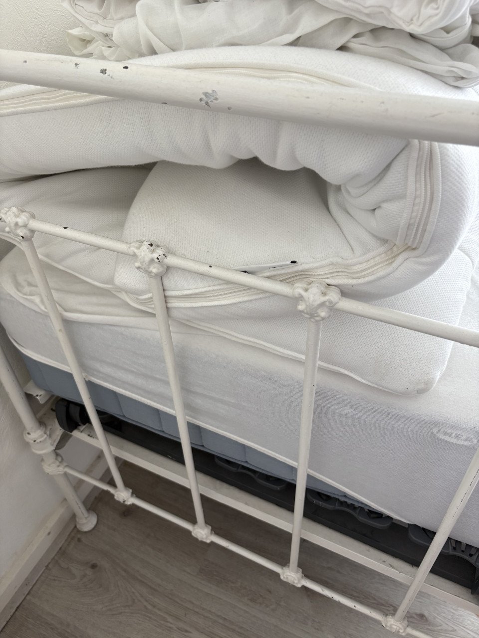Antiek bed staal met spijlen en elektrische verstelbare lattenbodem