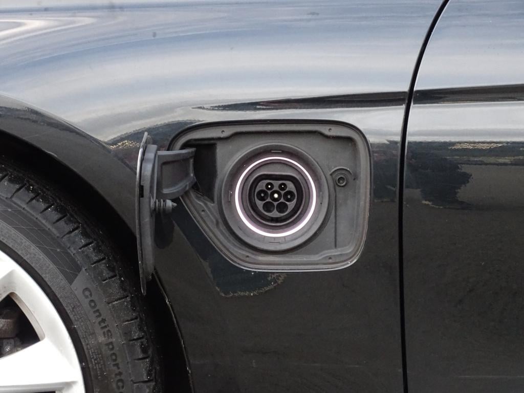 BMW 3-serie 330e luxury