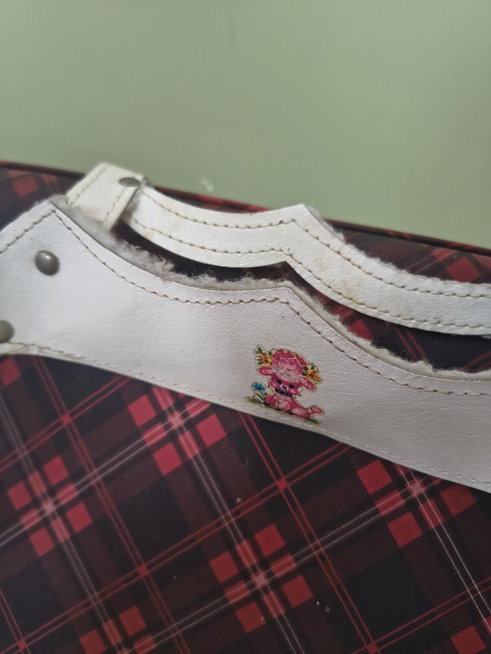 Prachtige geblokte vintage kinderstoel met afneembaar blad.