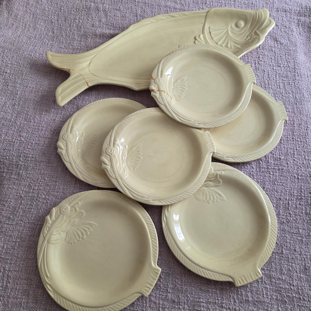 Art deco boterkleurig visservies, 6 borden plus serveerschaal