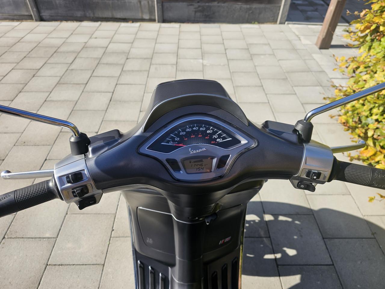 Zeldzame Vespa Sprint 2takt bj 2017 met maar 11000 km