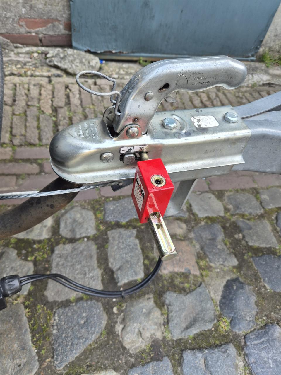Motor aanhanger - motortrailer voor 3 motoren -  te huur