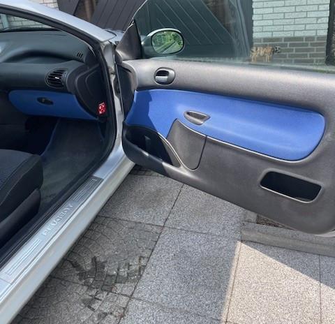 Peugeot 206 CC Cabrio zilvergrijs. Sportief en zomerproof !