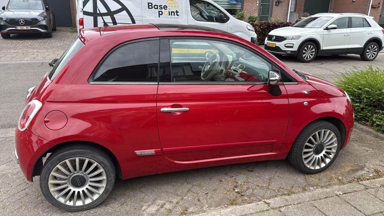 Fiat 500, sportieve auto met dakraam en met nieuwe apk 28-6-2027