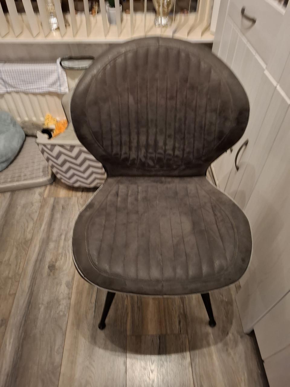 Te koop 5 eetkamer stoelen