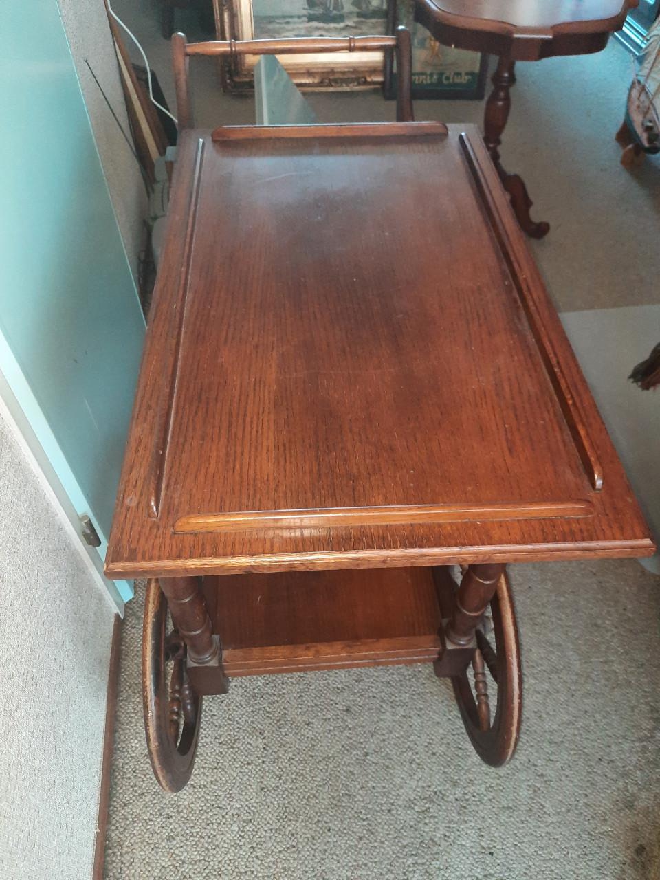 Klassieke houten theewagen