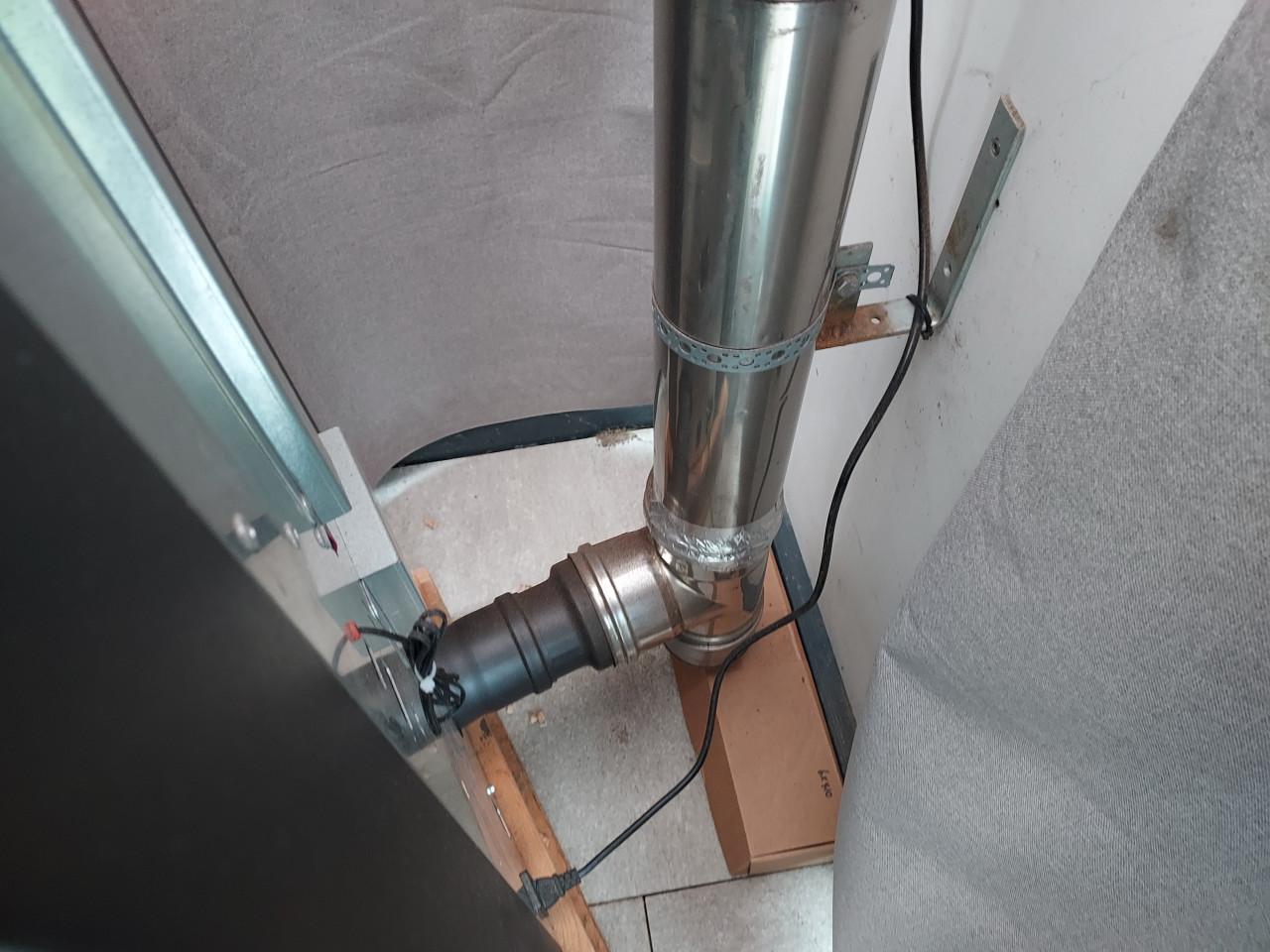 Pellet kachel met rookkanaal en pellets te koop.