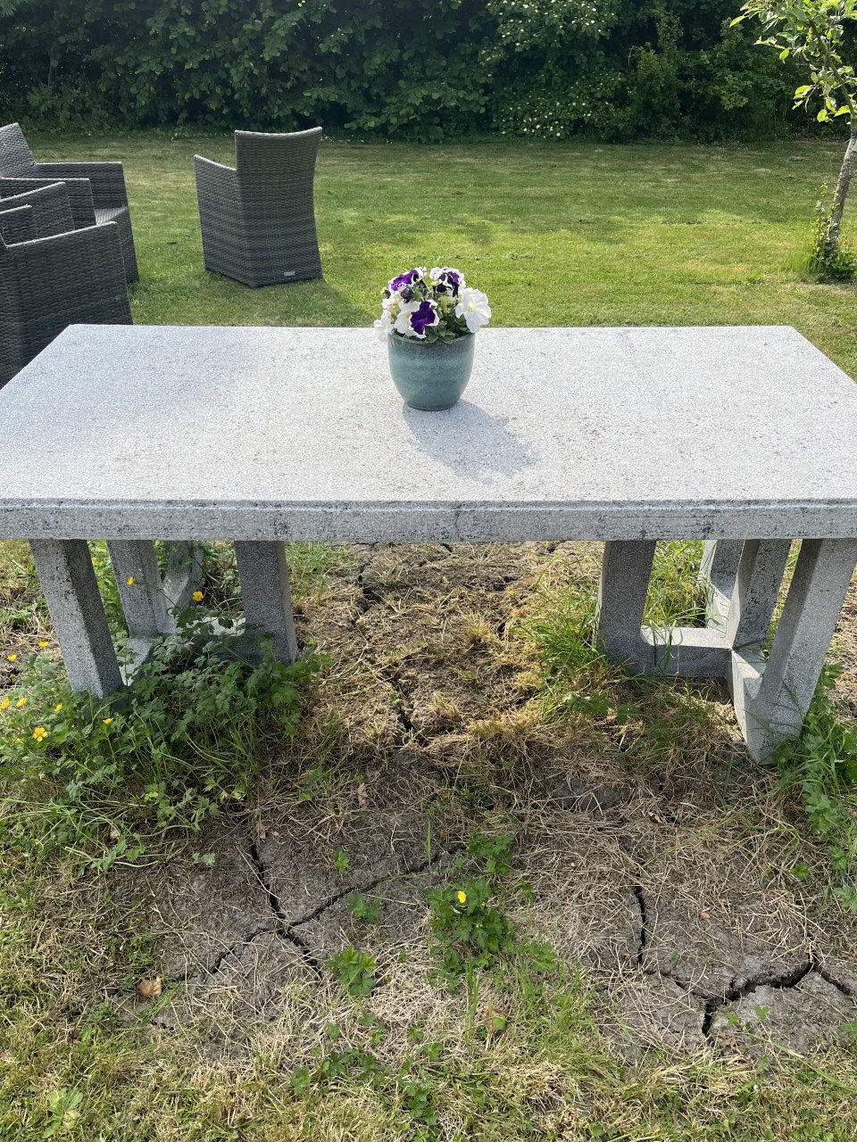 Natuurstenen tuintafel